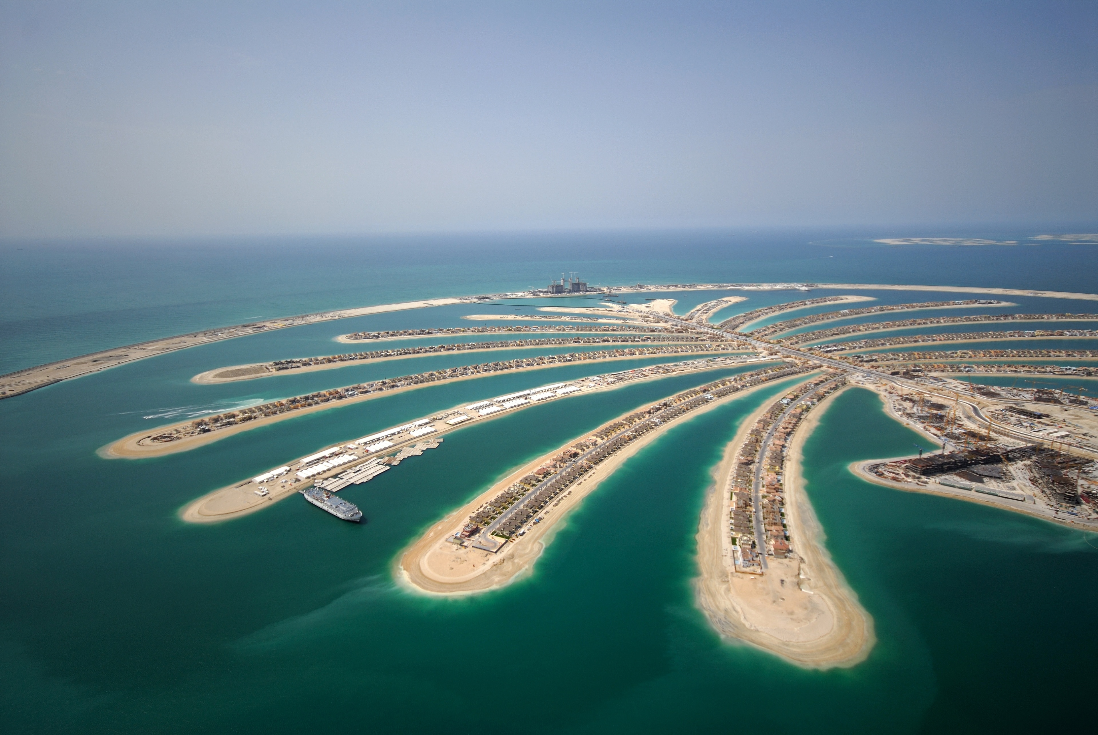 Wat is een vakantie zonder een dagje luieren op het strand? Ontdek Jumeirah Beach, een populair strand in Dubai. Maak een wandeling langs de kust of woon een sportevenement bij in deze romantische omgeving. 