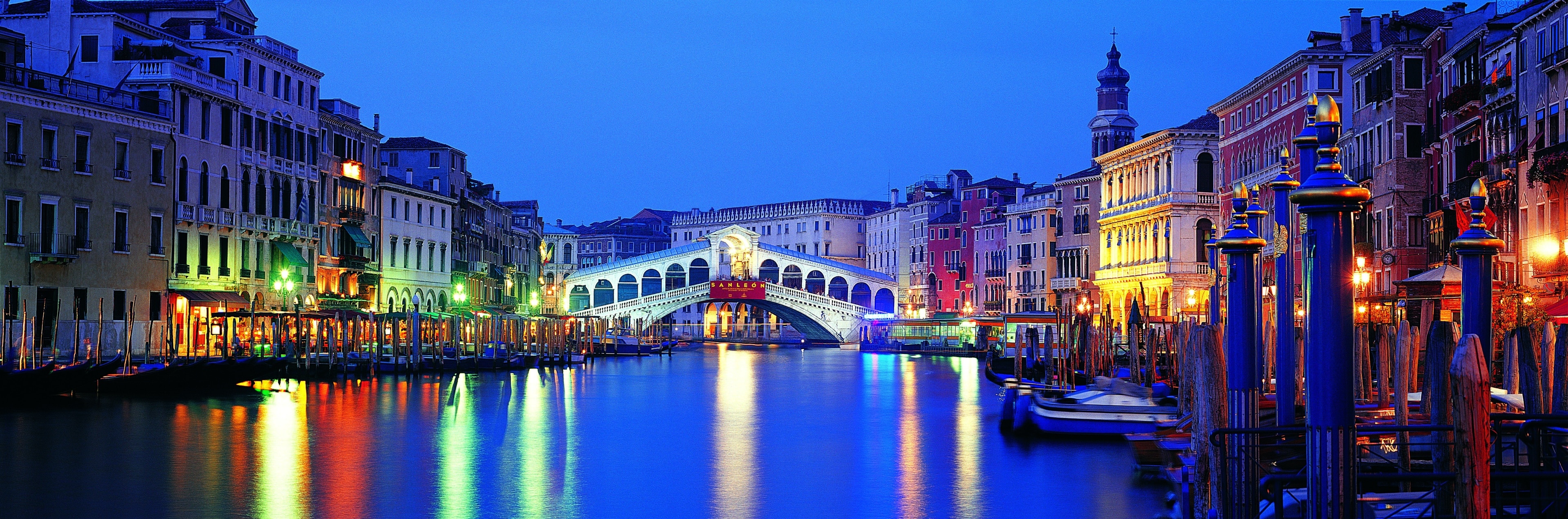 Attraversate il più antico e iconico ponte di tutta Venezia per godere di un'indimenticabile vista sul Canal Grande, esplorarne i numerosi negozi di souvenir e assaporare l'inconfondibile atmosfera della Serenissima.