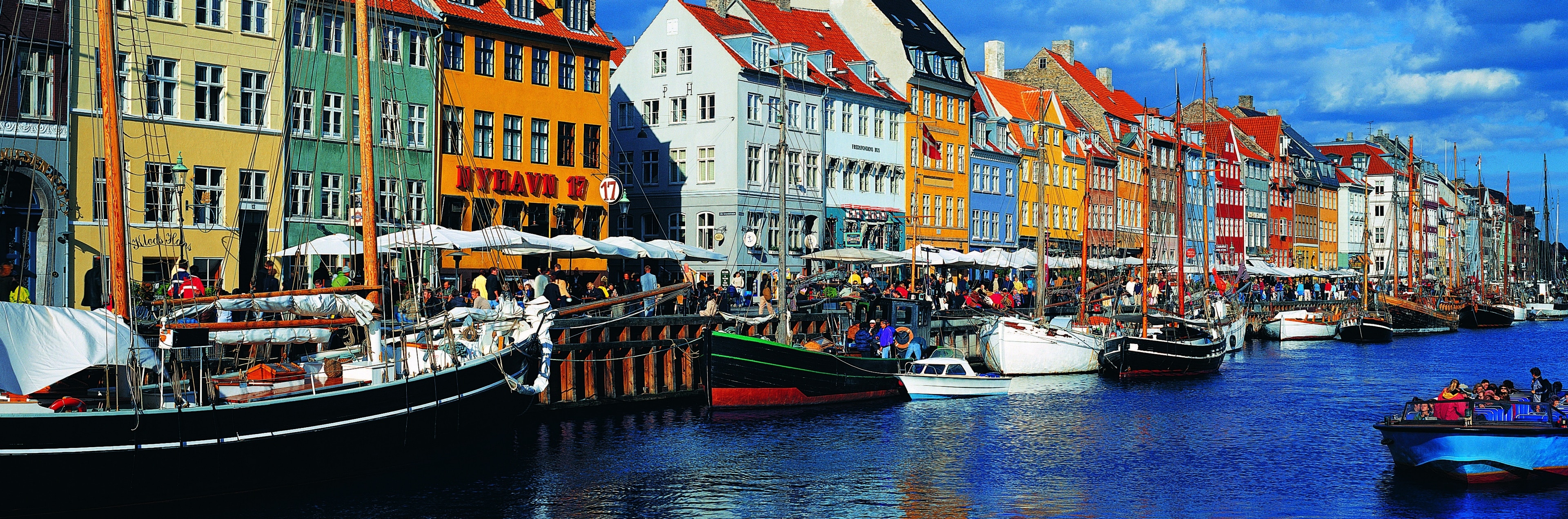 Med de charmerende huse, idylliske sejlbåde, havnen og den livlige atmosfære er Nyhavn det oplagte sted at tage sig en pause og få et godt måltid eller en kold øl.