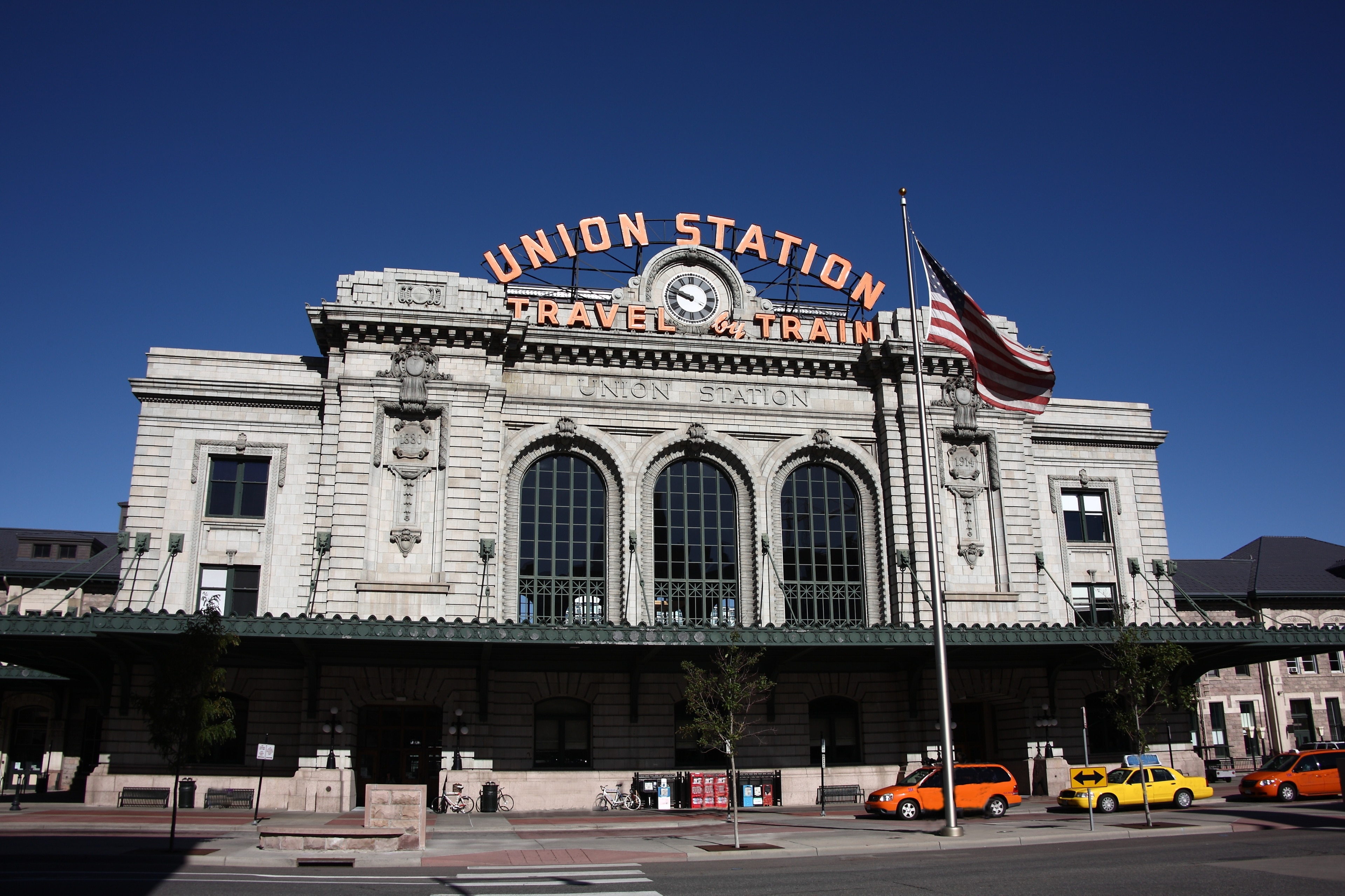 You can learn more about the history of Denver when you make a stop at a well-known site like Union Station. Discover the top-notch restaurants and great live music in this vibrant area. 