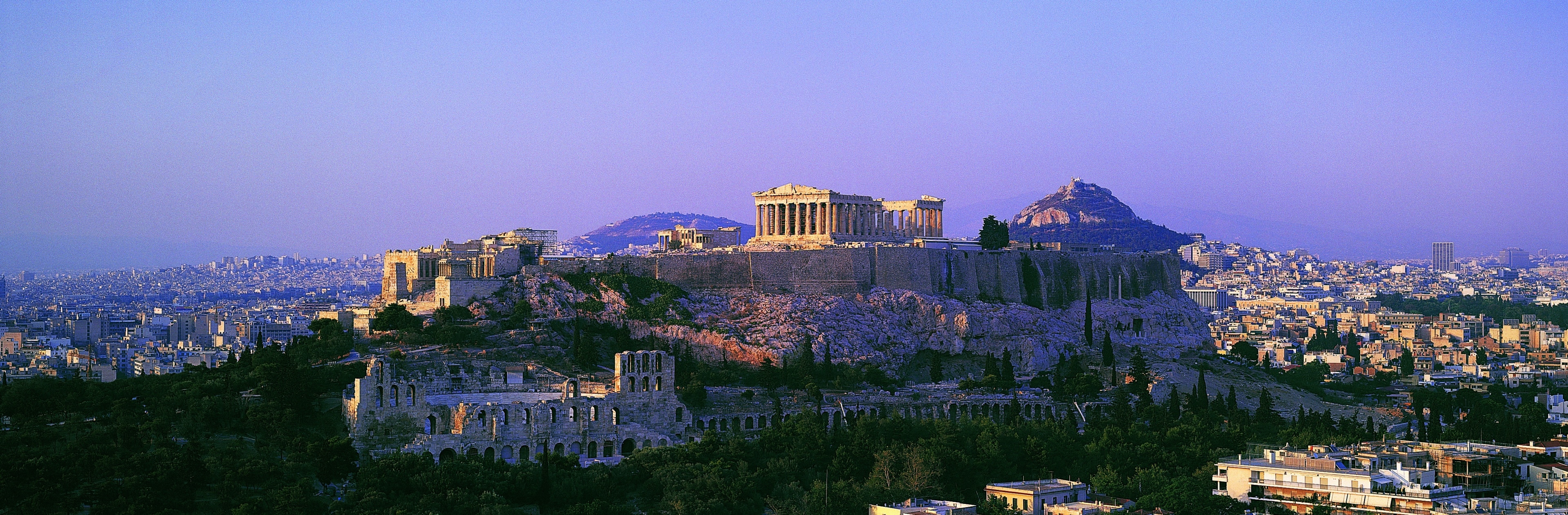 Tuffatevi nel grande passato della civiltà mediterranea ed esplorate il Partenone, il più grande tempio in stile dorico della Grecia e luogo simbolo degli antichi miti classici, originariamente dedicato ad Atena, la dea guerriera.