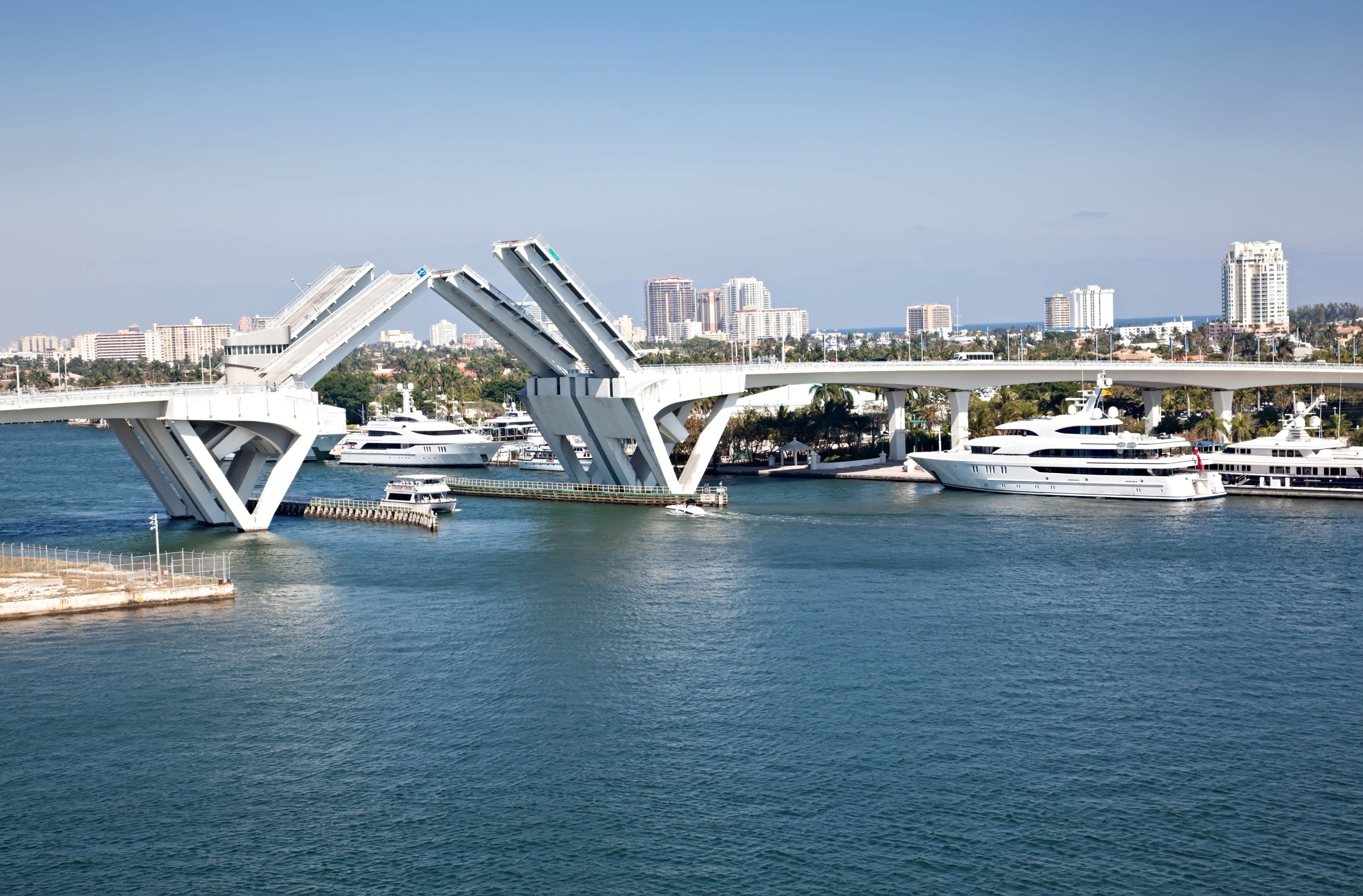 Upptäck hamnen Port Everglades i Dania Beach, där du kan ägna dig åt bland annat båtutflykter. Stränderna lockar till härliga promenader i detta område som är känt för sina restauranger. 