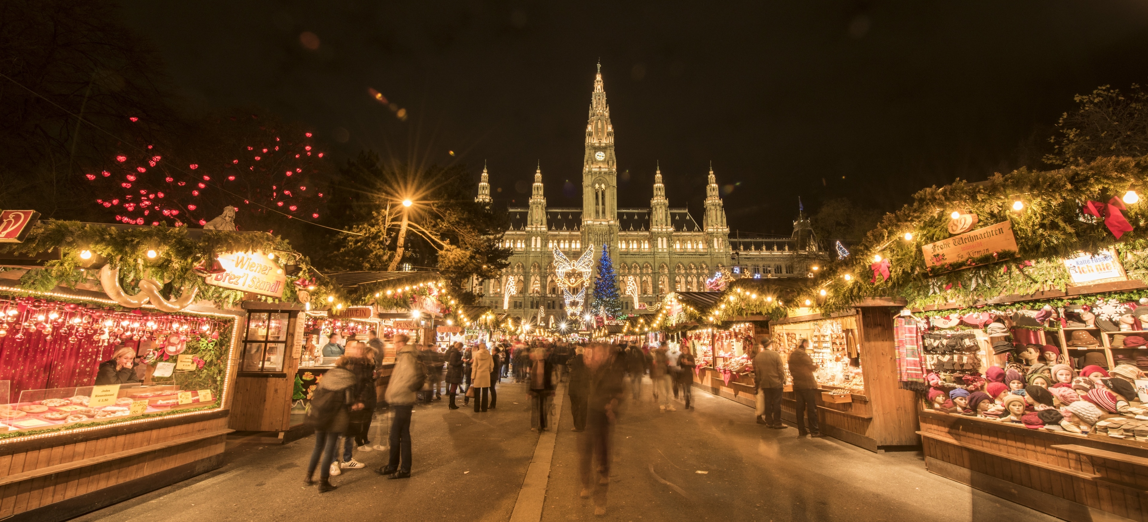Wanneer je een kijkje neemt in Vienna Christmas market, een populair shopgebied in Wenen, kun je de perfecte souvenirs vinden om mee naar huis te nemen. Er gaat niets boven de fascinerende musea en de lokale kunst in dit gebied! 