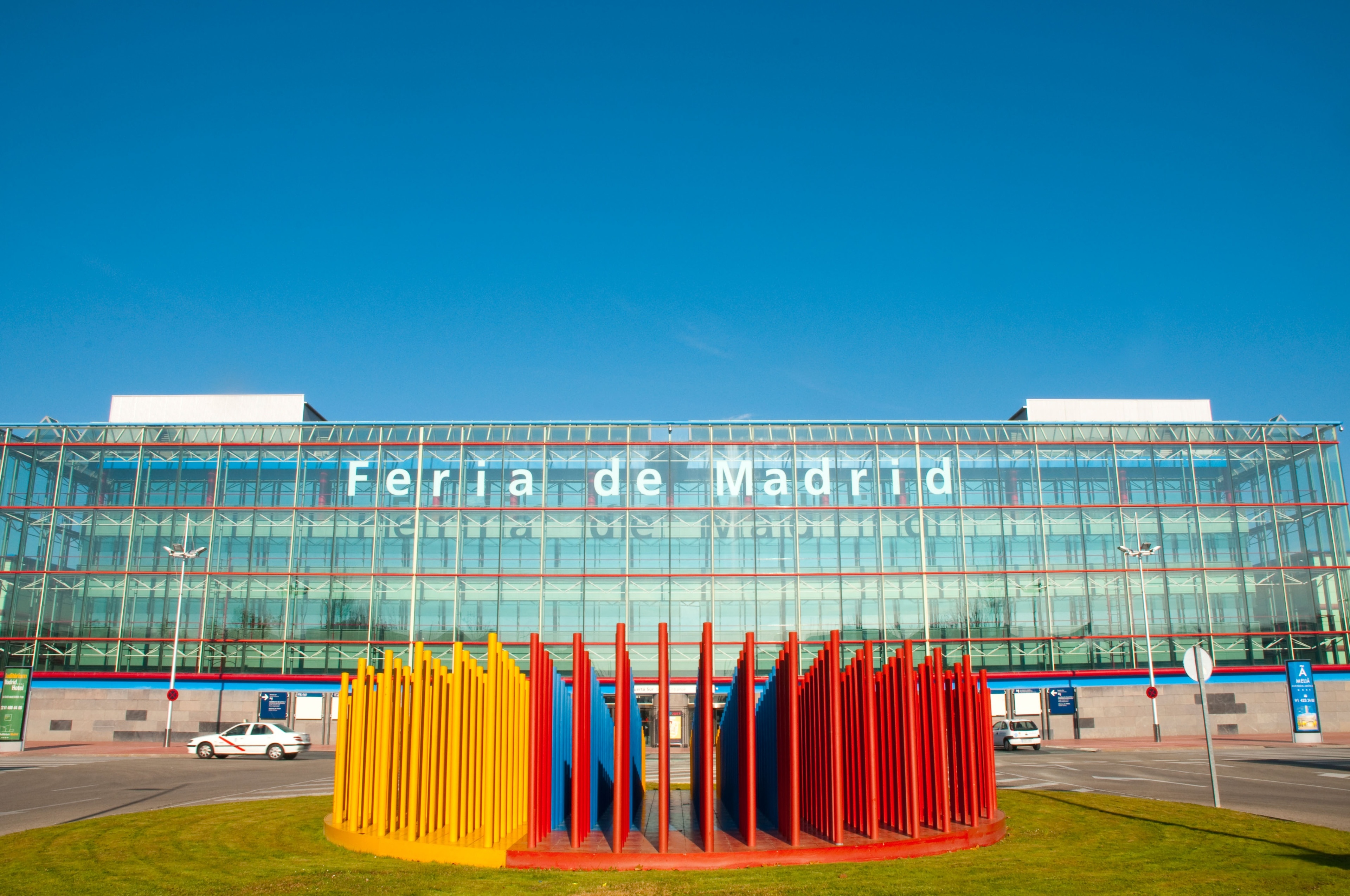Auf dem Messegelände der IFEMA (Institución Ferial de Madrid) finden wichtige Messen, Ausstellungen und Konferenzen statt. Madrids Messeplatz Nummer eins bietet jede Menge Komfort und eine moderne Ausstattung.