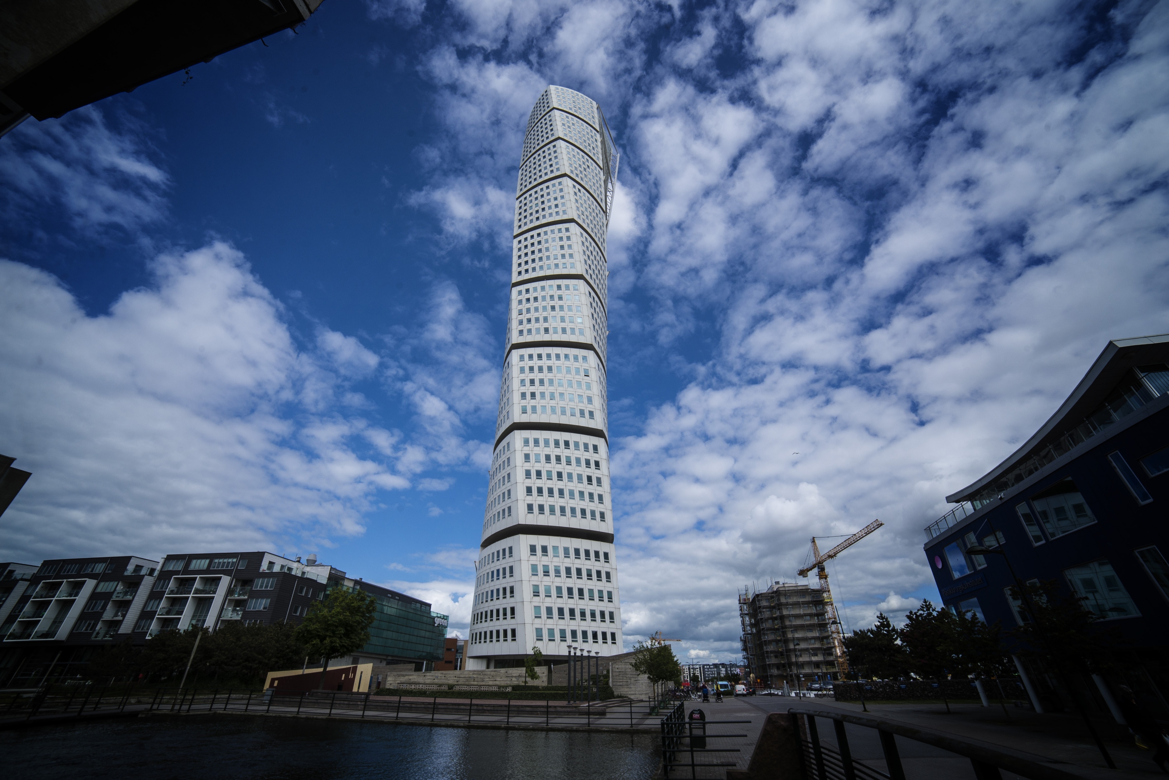 Dieses durch eine Skulptur inspirierte und aus neun übereinanderliegenden Kuben bestehende Wohngebäude ist einer der markantesten Wolkenkratzer Skandinaviens.