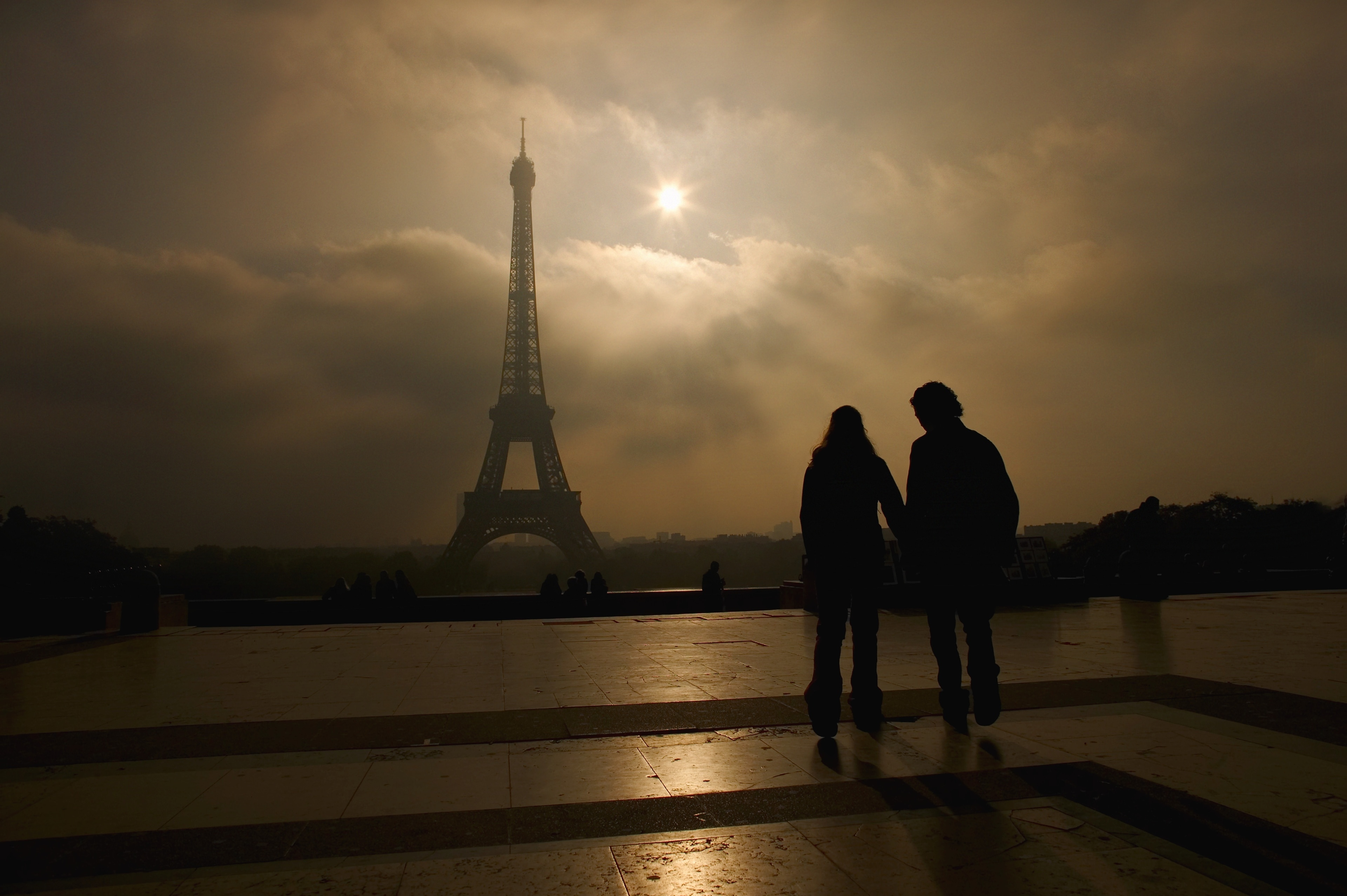 Una seconda Torre Eiffel è apparsa nella notte sul Campo di Marte: gli  ultimi giorni 