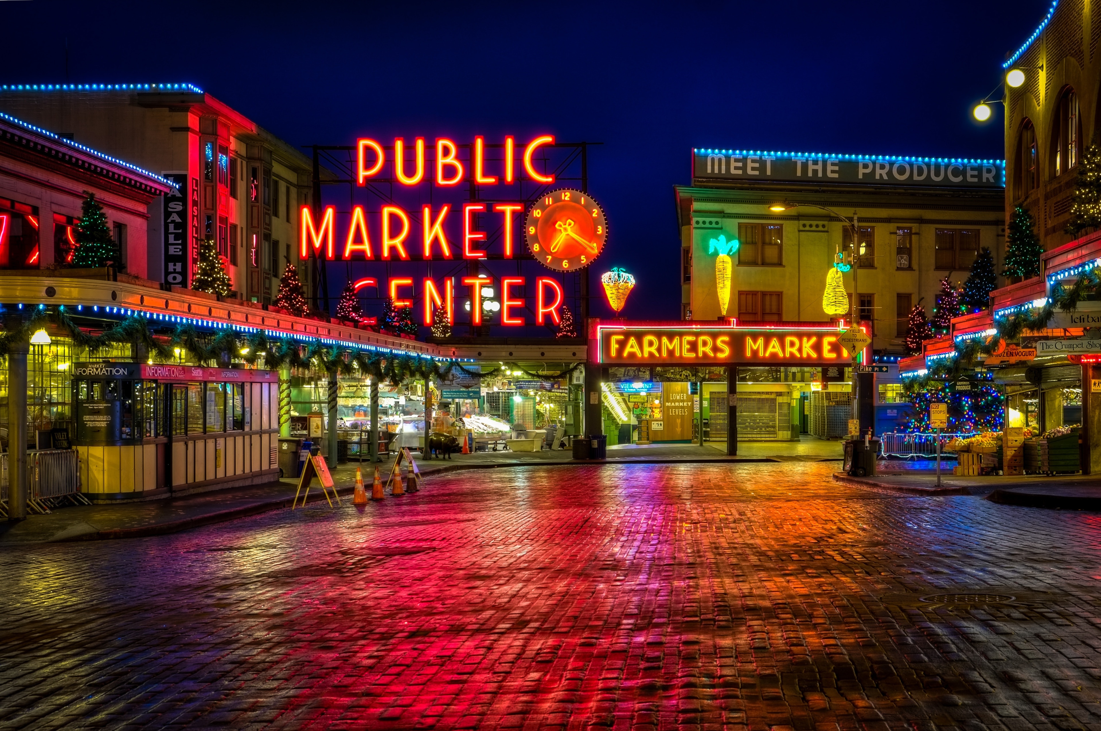 Camina desde el muelle hasta el lugar donde se concentran los alimentos frescos de Seattle, el mercado de agricultores más antiguo de los EE. UU.