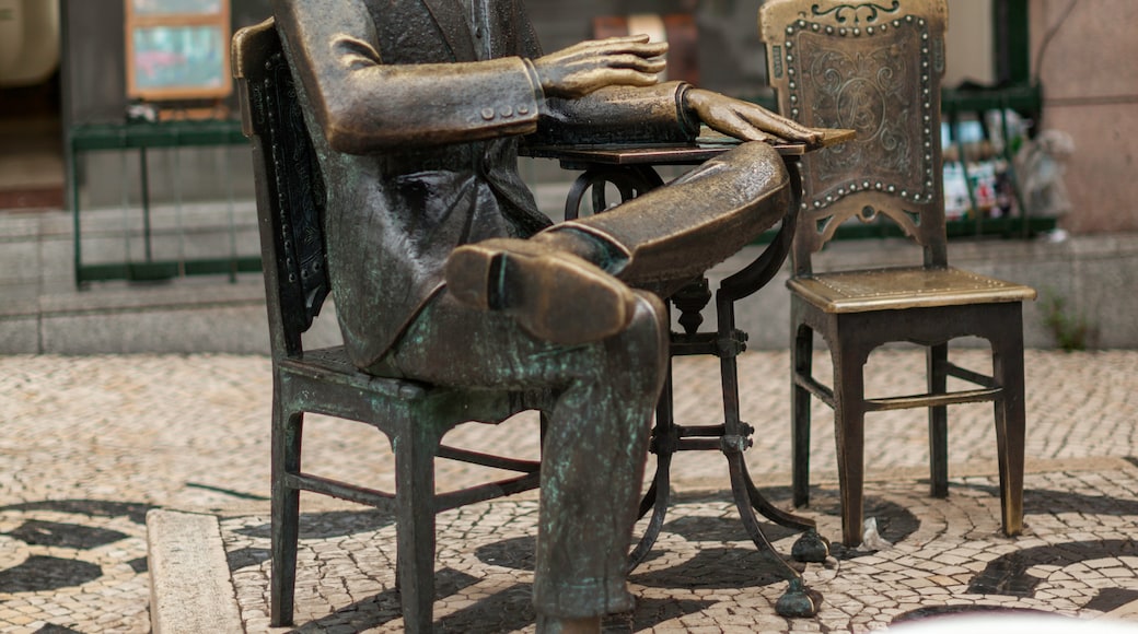 Statua di Fernando Pessoa