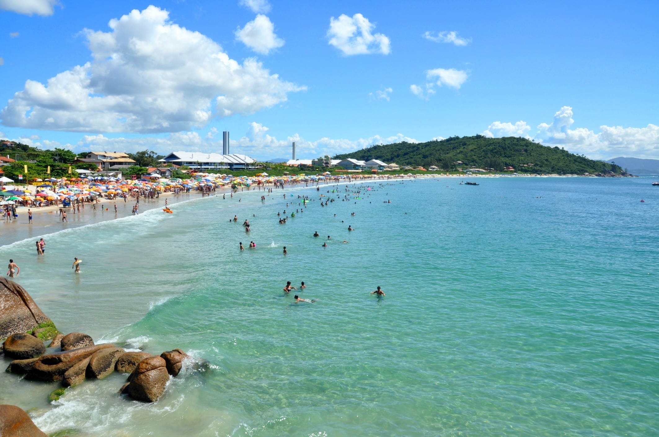 Temporada de verão na Praia dos Açores. Florianópolis, Santa