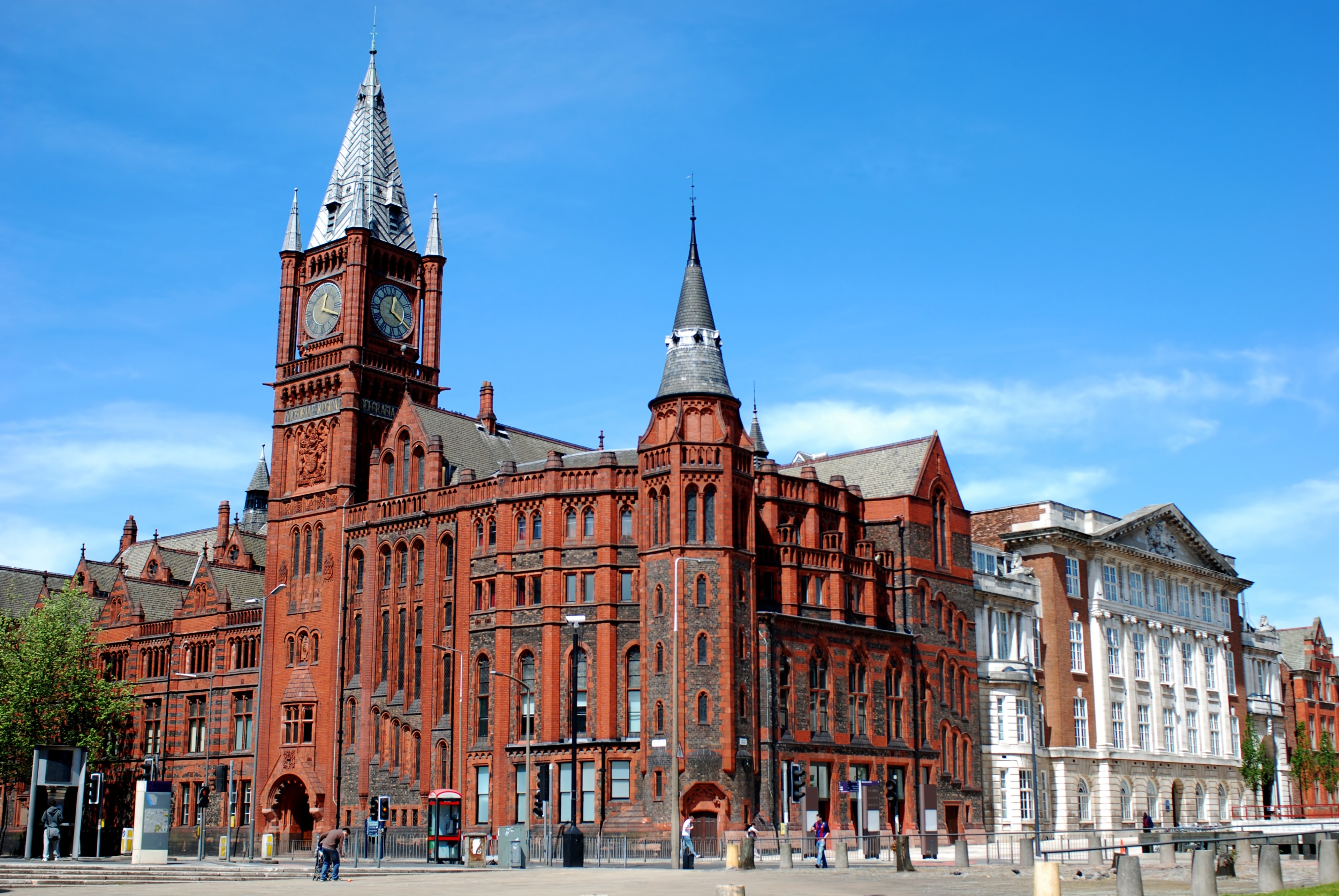 Nyd atmosfæren ved campusset University of Liverpool, som er et af de mest populære universiteter i Liverpool. Området er kendt for sine shoppingmuligheder, som du kan besøge, samt for sin havnefront. 