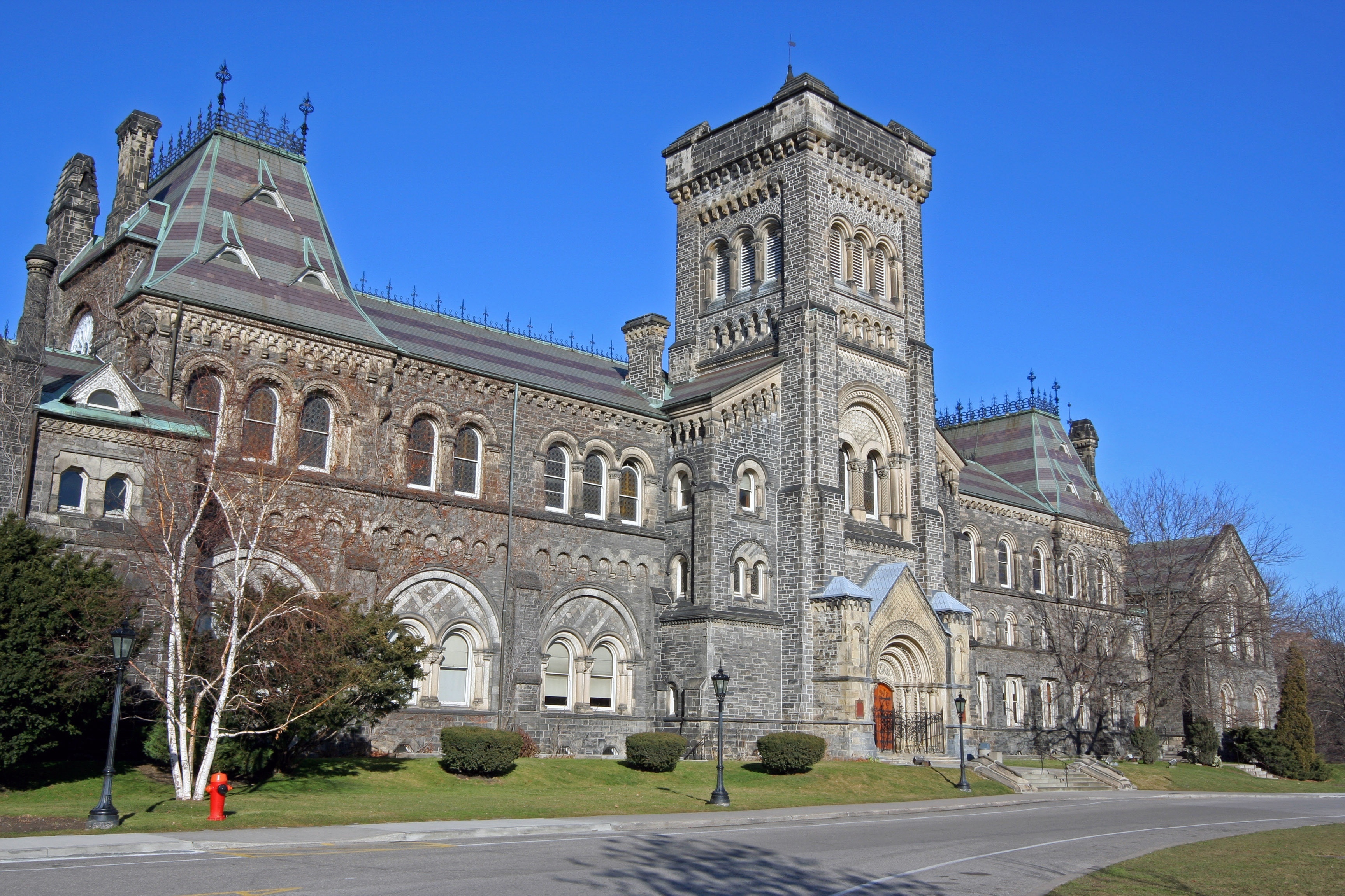 Enjoy the student vibe around University of Toronto - St. George Campus, a top university in Toronto. Visit the shops and top-notch restaurants in this vibrant area. 