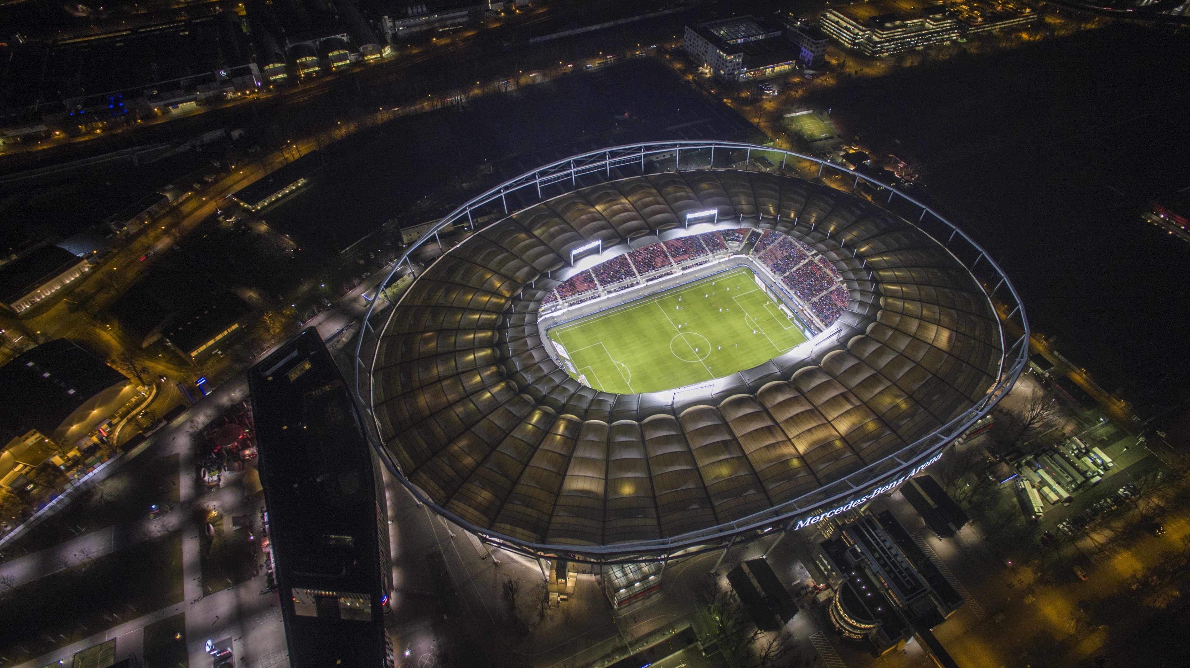 Hold med det berømte fodboldhold VfB Stuttgart, få en rundvisning på det innovative stadion, og bliv klogere på dets fascinerende historie.