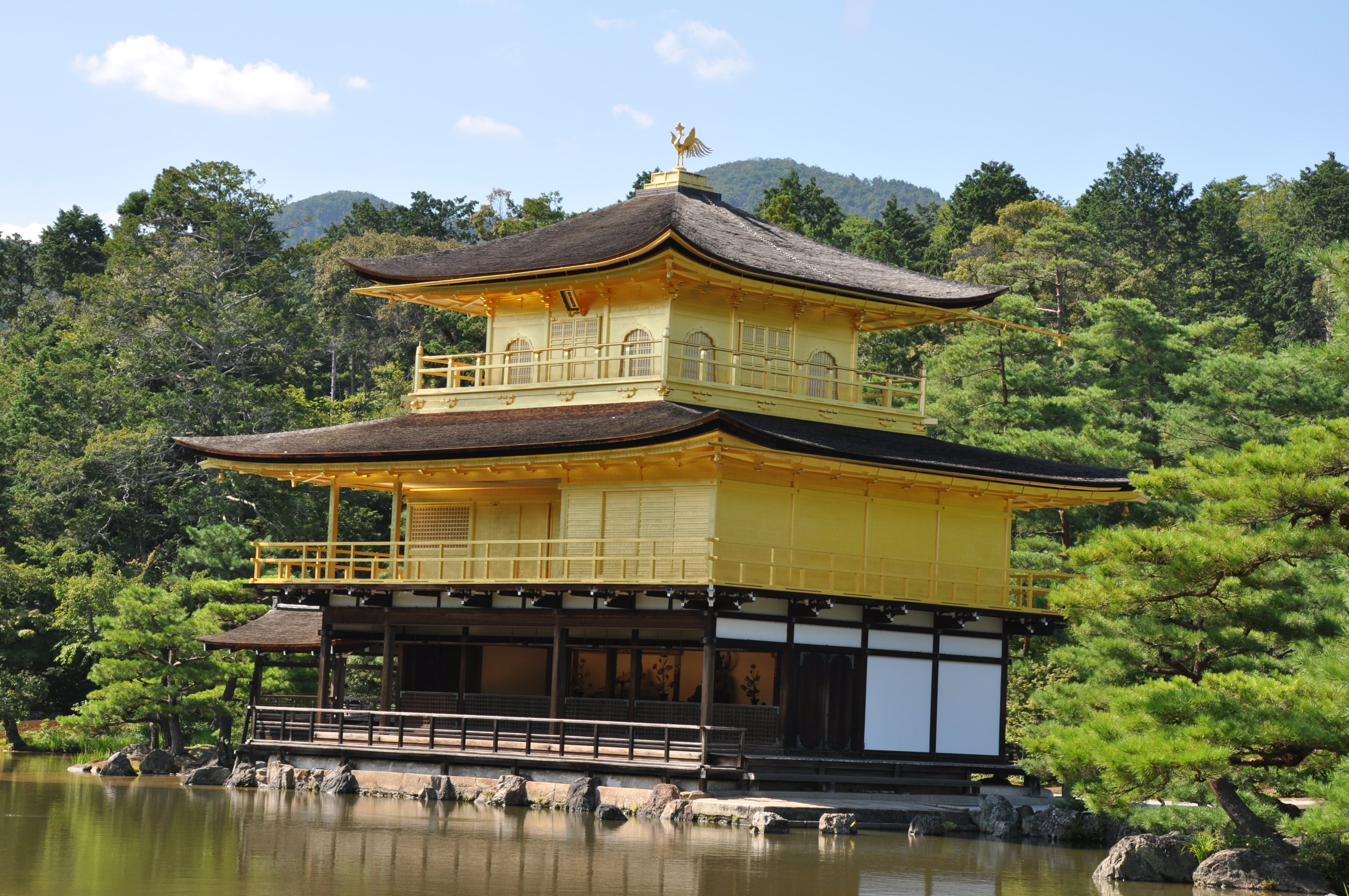 Dette tempelet, som opprinnelig ble bygget på 1300-tallet for en shogun, og som deretter er blitt bygget opp igjen to ganger, er i dag et buddhistisk tempel hvis to øverste etasjer er dekket av gull.