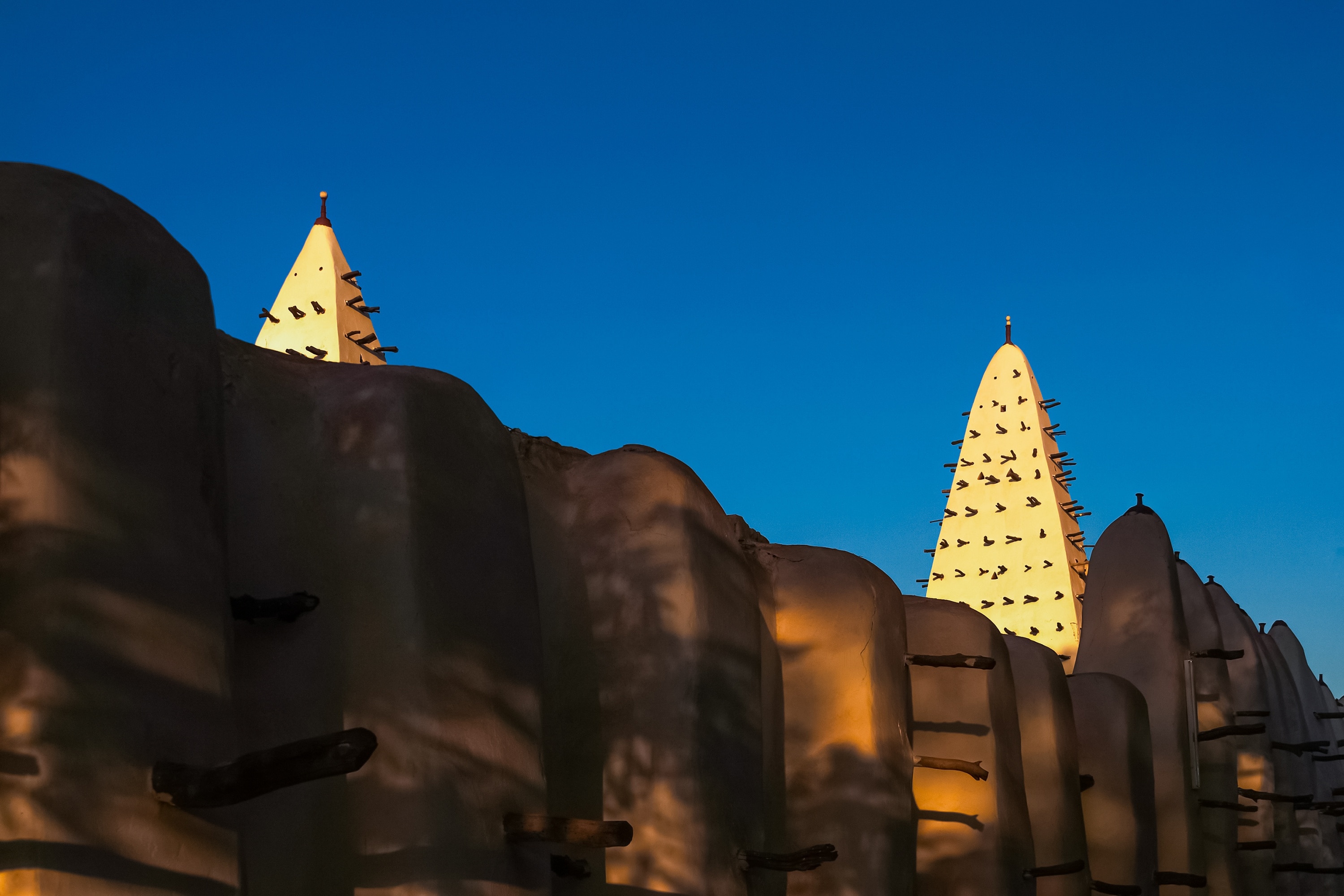 Grand mosque of bobo dioulasso буркина фасо. Мечеть бобо-Диуласо. Мечеть бобо Буркина-Фасо. Grand Mosque of Bobo-Dioulasso. История мечеть бобо-Диуласо.