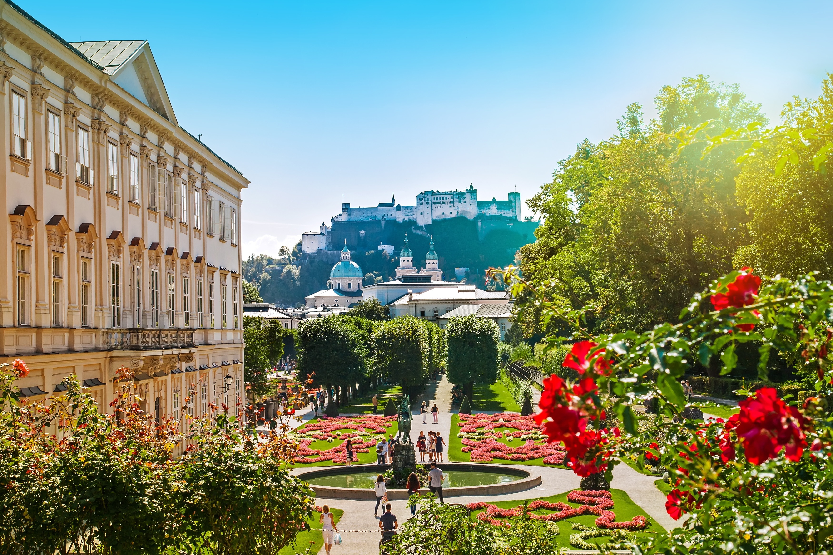 Mirabellgarten, eine grüne Oase in Salzburg, lädt zu einem entspannten Spaziergang inmitten der Natur ein. Lernen Sie die Einkaufsmöglichkeiten und die erstklassigen Restaurants in dieser familienfreundlichen Gegend kennen. 