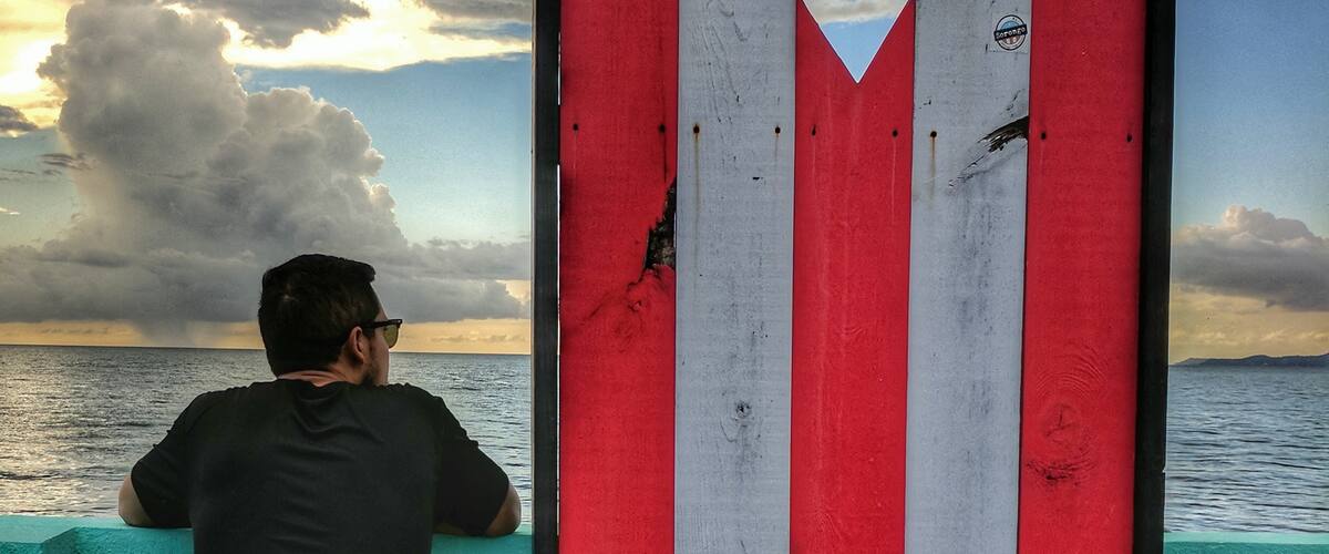 Paseando por mi isla. Foto con nuestra bandera Puertorriqueña.