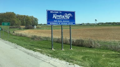 Welcome to Kentucky.

Travelling back to New Brunswick (April 2016)

Google says this is in Portland Tennessee which is 5 miles from Franklin Kentucky.
