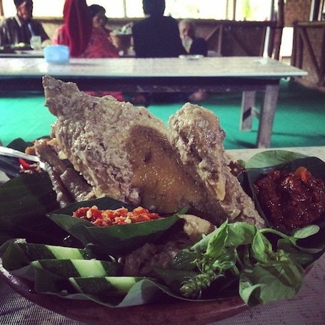 Ingkung Jawa Sedang – It can be intimidating being served a full chicken from head to claw... But this was one of the best dishes we've had in Indonesia (and we've basically eaten our way across Java). The meat is incredibly tender and the flavour was subtle yet tasty.
They also have the most delicious #Gudeg (ask for the coconut flower).
If you want a genuine dining experience in Yogyakarta then this place is a must.
#food #foodie #culinary