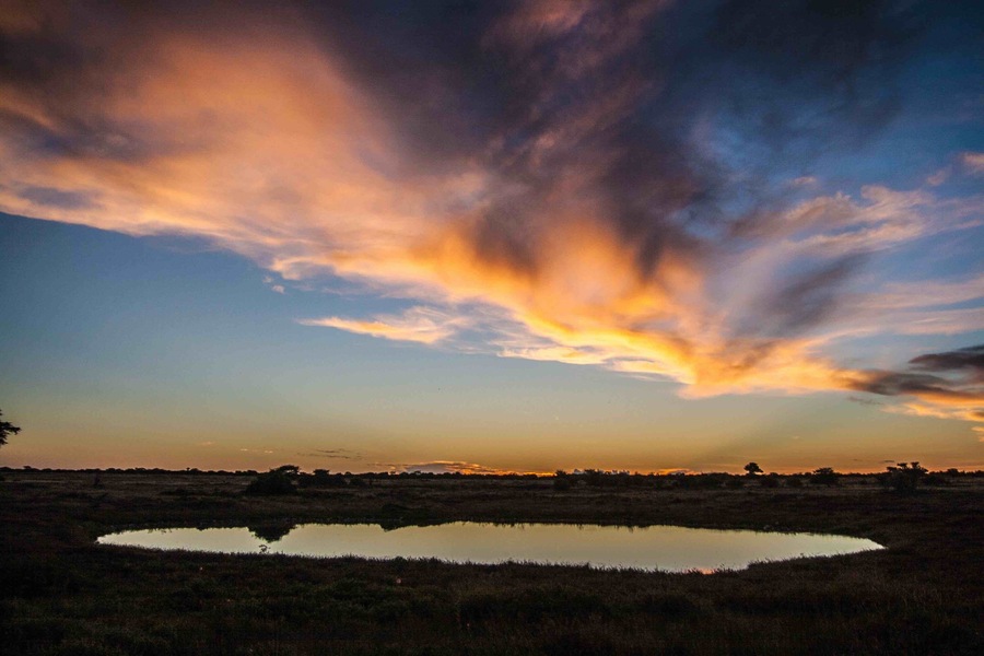 Another stunning #Africa #sunset from my Dragoman #overland trip in 2011, this time at #Okaukuejo Camp in #Namibia 🇳🇦. This is within the #Etosha #NationalPark, so that pool in the foreground is actually a waterhole which is regularly used by elephants, giraffes and other amazing creatures.
#LifeAtExpedia