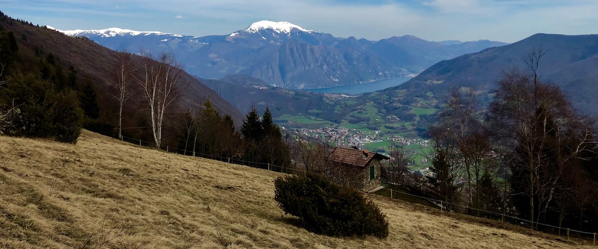 On the road to the Monte Sparavera, you can find beautiful views like this of the Lake Iseo🏞