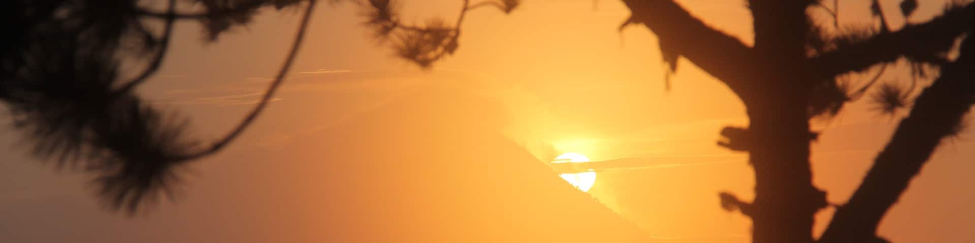 Climbing up Acatenango volcano, sleeping in tents in the base camp by 5degrees, and having the opportunity to see this sunrise on Agua volcano in the morning is priceless.... 🌋