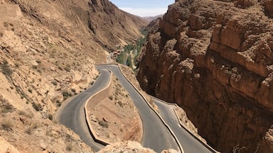 Road leading down into Dades Gorge where an oasis of plants, a Berber village and water live between beautiful sandstone mountains. #dadesgorge #morocco #africa #berber #earthbound #travel #slowtravel #travelmorocco #mountains #sandstonemountains #moroccanmountains #roadtrip #ilovemorocco #flashpackingbarbie