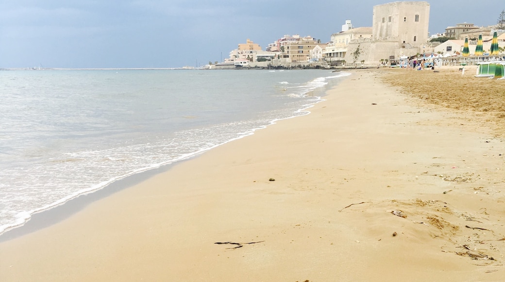 Spiaggia Pietre Nere, Pozzallo, Sicilia, Italia