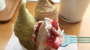 It is a delicious gelato of small gelato shop.
Pistachio, coffee and nuts, and Amaou(delicious Strawberry) milk, we chose three of taste. 
Which also uses local agricultural products. The delicious and healthy best taste!