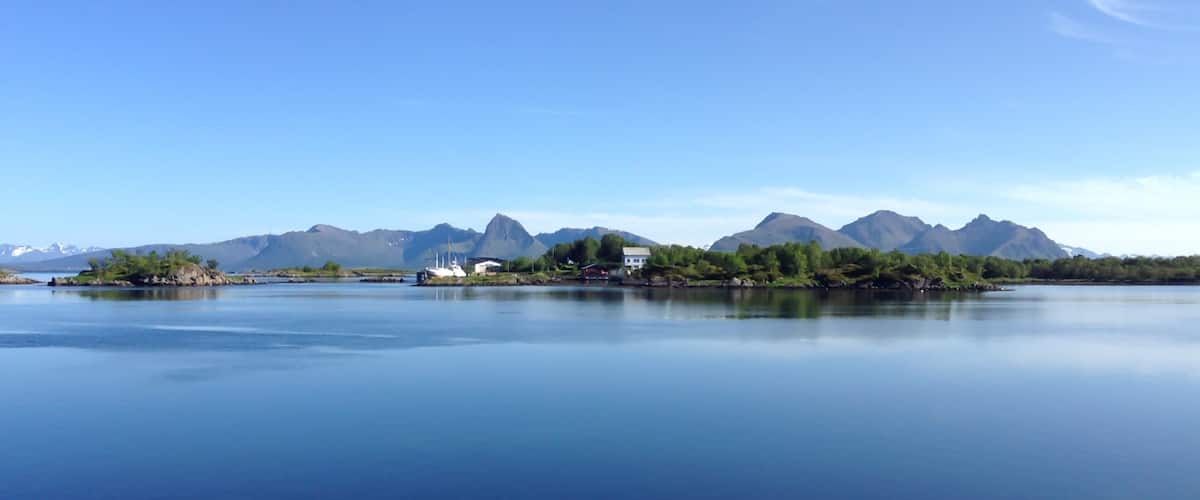 Spent a lovely afternoon sketching on the deck of the Ringstad Sjøhus.
http://www.regenevieve.com/blog/workaway-family/