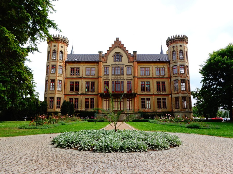 Former gothic stronghold rebuilt into castle, now in possession of a wine producer
#StunningStructures