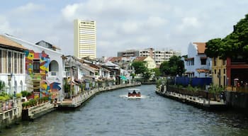 A river which flows through the middle of Malacca City. Did you know it used to be a vital trade route during the heyday of Malacca Sultanate in the 15th century?

#lifeatexpedia #my2016