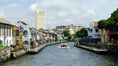 A river which flows through the middle of Malacca City. Did you know it used to be a vital trade route during the heyday of Malacca Sultanate in the 15th century?

#lifeatexpedia #my2016