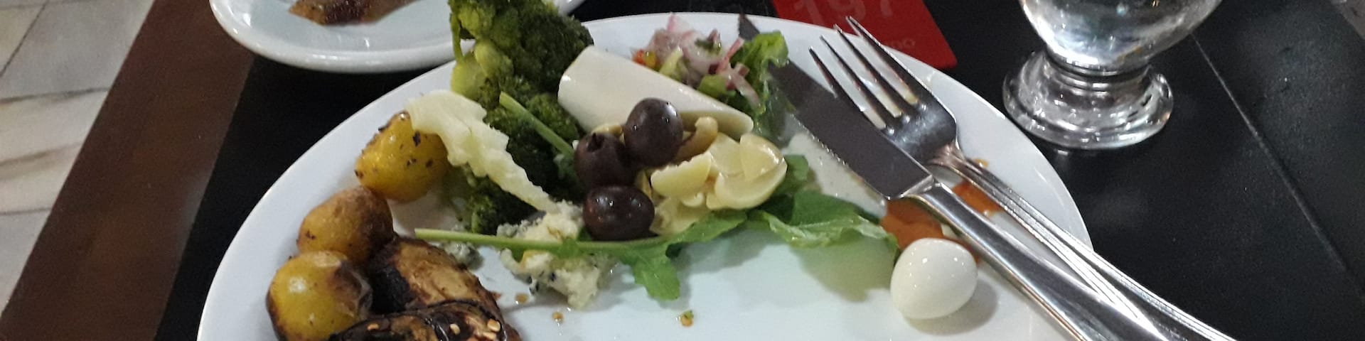 I was privileged to visit this all-you-can-eat/self-service restaurant. With the green/red card you allow the waiters to bring the delicious juicy steak at your table as much as you like. Don't hesitate to gry the chickenhearts and if you like do ask for the pork..!