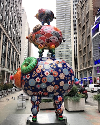 New York city has so many free art installations. Three Sheep statue is another one of the Fancy Animal Carnival installation by artist Hung Yi on Broadway NYC. Animals in the Urban Jungle 🤓 #NYC #NewYork #newyorkcity #urbanjungle