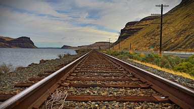 
Train tracks along the Columbia River on the Washington and Oregon state line.