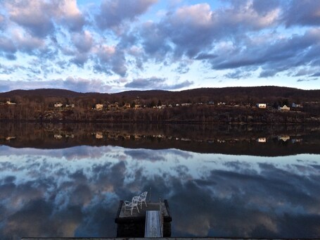 value: "Hudson river sunset \n#LifeAtExpedia"
