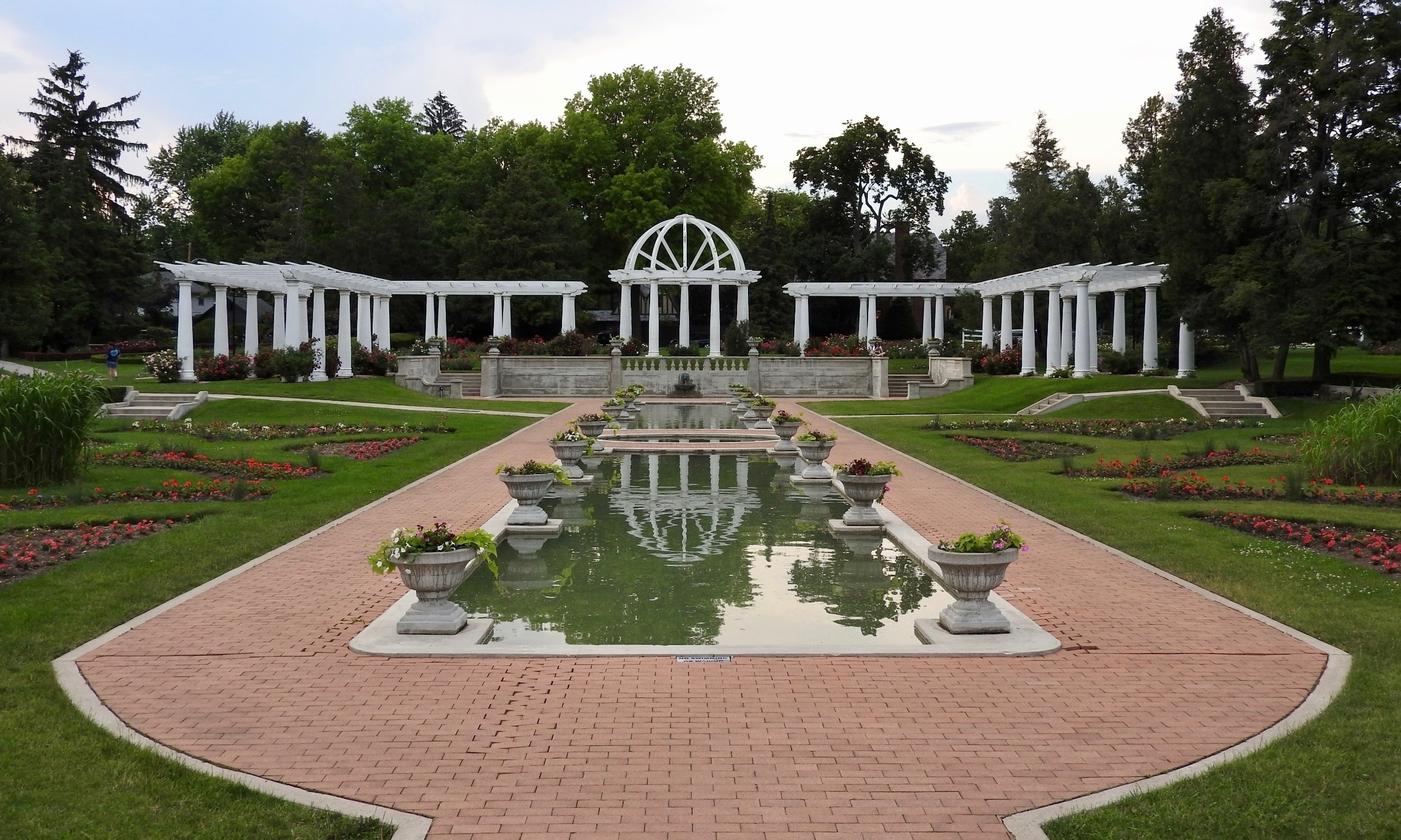 Lakeside park offering sunken gardens with a variety of roses, plus fountains & pavilions.

#LikeALocal