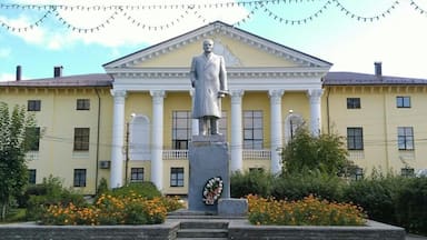 The central square of Bor city near Nizhniy Novgorod in Russia. Very soviet style, with artillery cannons standing in the backyard #LifeAtExpedia