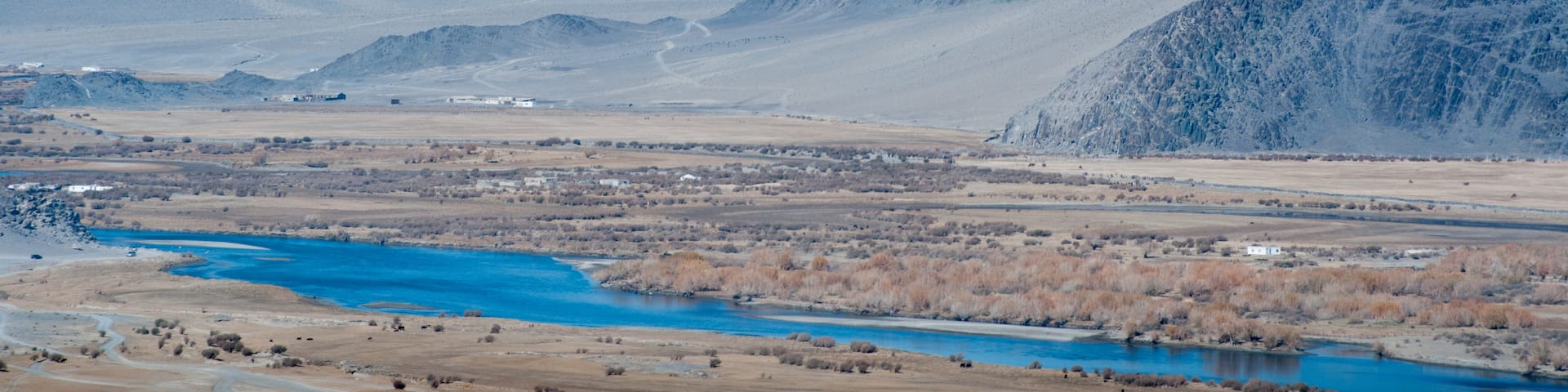 Scenery that one comes across while heading to the location of 'Golden Eagle' Festival - a very commercial and unauthentic event, in my opinion. However, the sights are fantastic!
#GreatOutdoors
P.S. The issues faced when trying to get my Mongolian visa-- 
https://bit.ly/33WU9SD