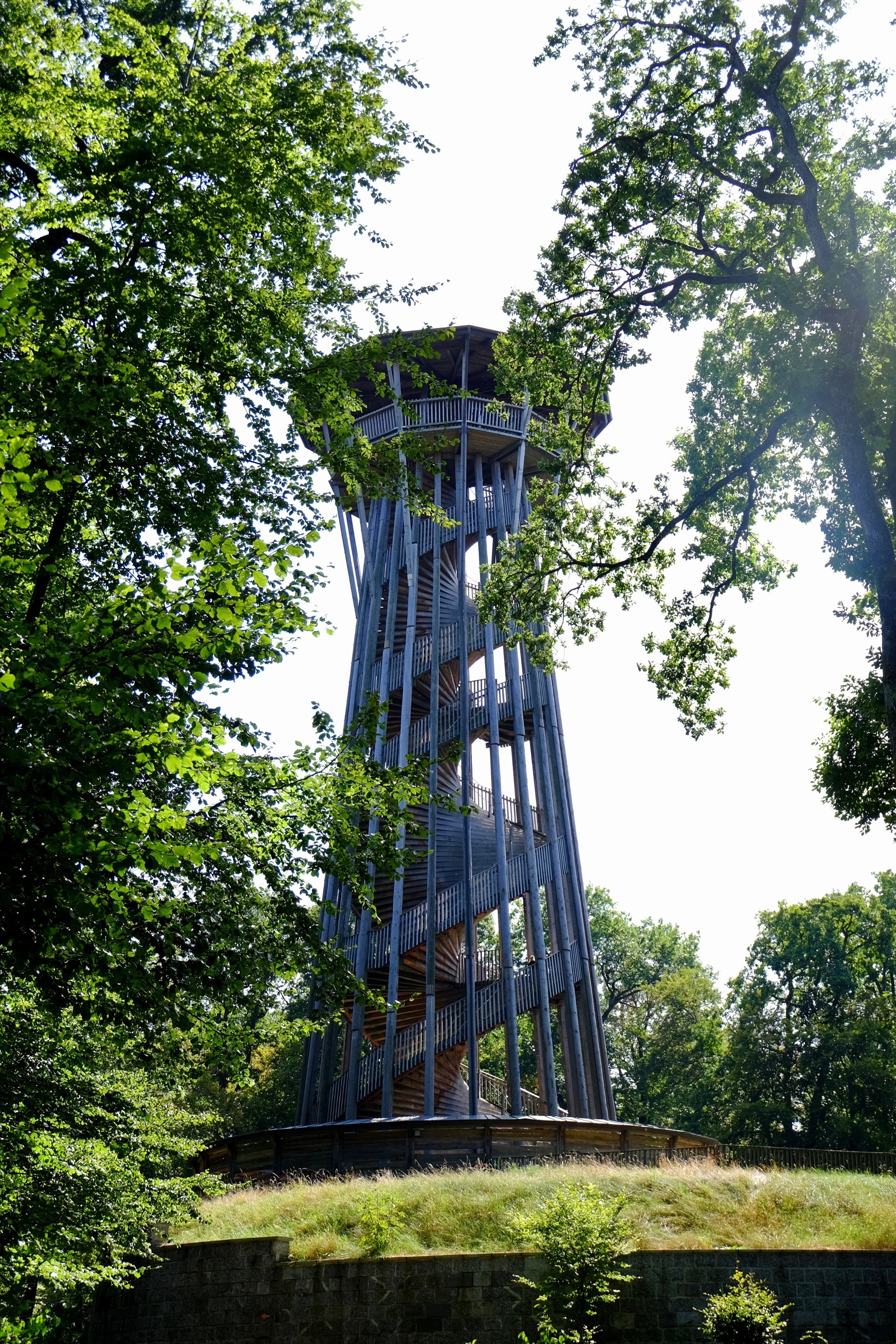 The tower of the Sauvabelin park is overlooking the city of Lausanne.  A little 5 minutes stroll in the forest brings you to the tower. Going up to the top brings you at 700m above sea level (or 328m above the Léman level), and you are about 4m higher than if you were at the top of the Eiffel Tower. The view over the city, the lake and the Alps is splendid!