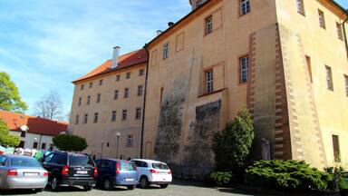 The castle in the Centre of Podebrady,
Entrance is free from the City-Centre for you the Castle offers many possibilities for young and old. Restaurant, Italian ice cream Cafe, cinema. At the city centre market stalls around the town square with other entertainment opportunities such as the Spa park with their performance of poems to classical concerts, Crystal shops and the restaurants, this is a must for the whole family this village of Poděbrady.