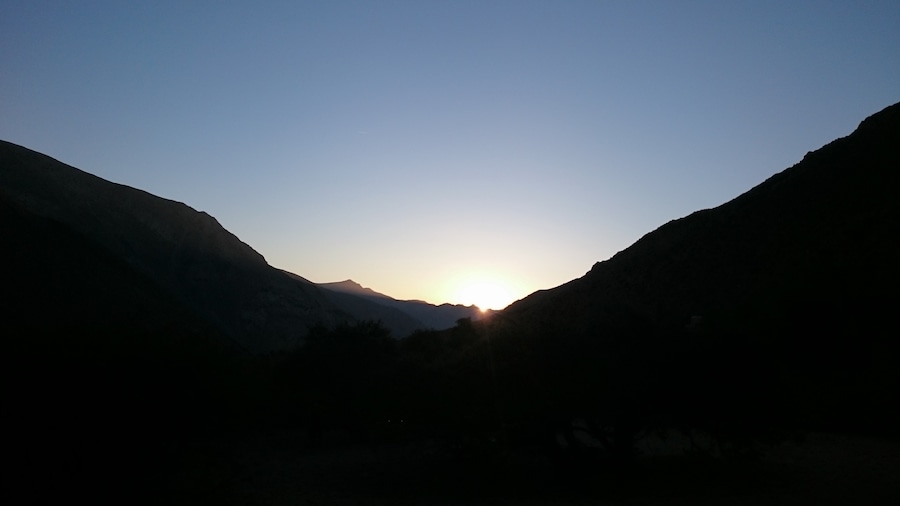 We rode a horse from #cochiguaz in the #Elquivalley or #valledelelqui, with the sunset in our back while we head straight towards the moon. This is the view when the sun finally left us to hide among the mountains.
If you want a truly remarkable experience contact Felipe from camping ganimedes in cochiguaz, he is a local horse breeder who knows the area like the back of his hand, is really fun and interesting to talk to and makes a mean queso de cabra asado (grilled goats cheese).
#goldenhour don't tell us we didn't tell you :)