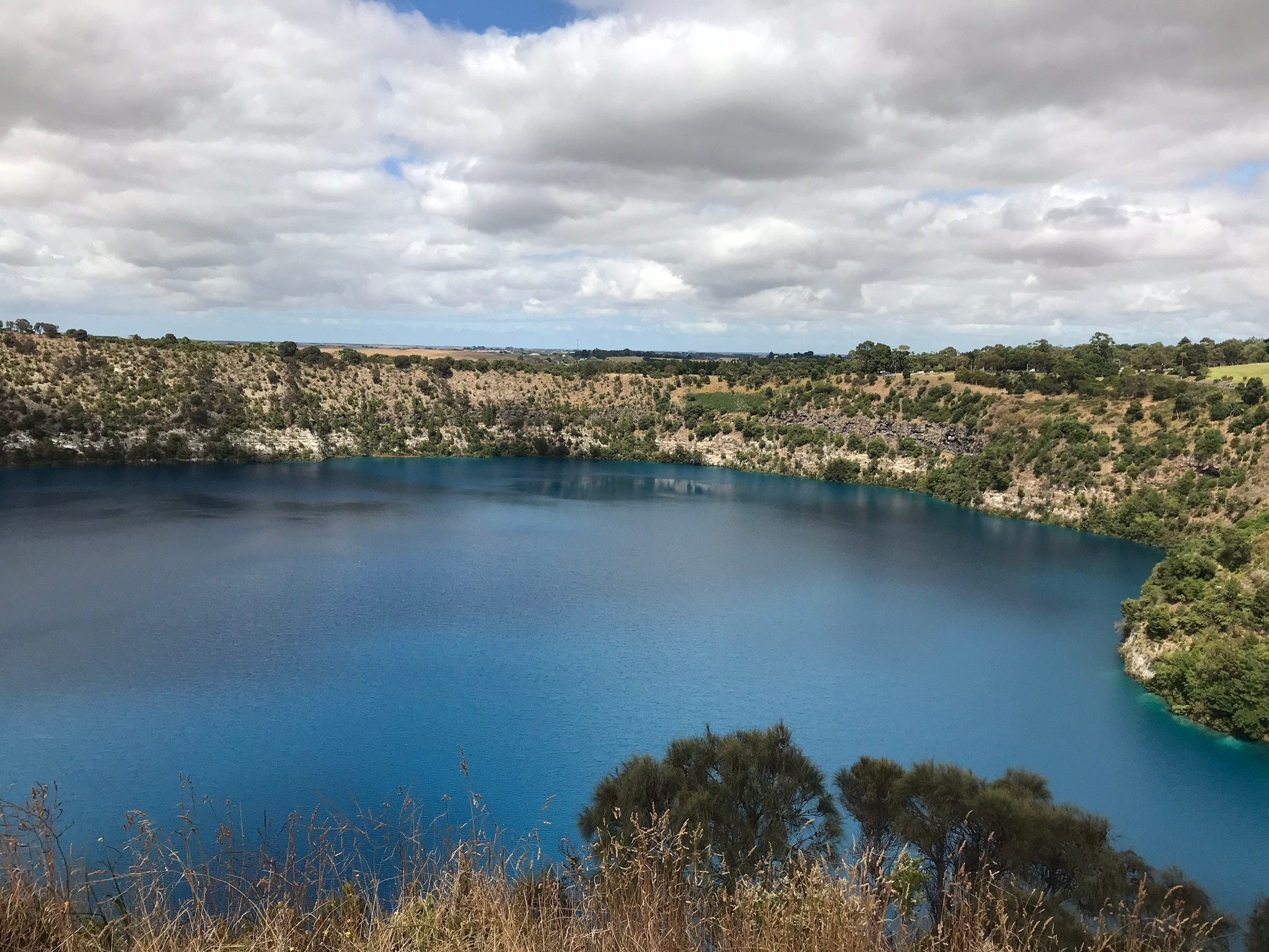 Mount Gambier is a great place for a pit stop when driving to Adelaide. The Blue Lake is a crater lake that is vibrant blue in color because of all the minerals in the limestone below. #SMDdoesOZ #Australia
