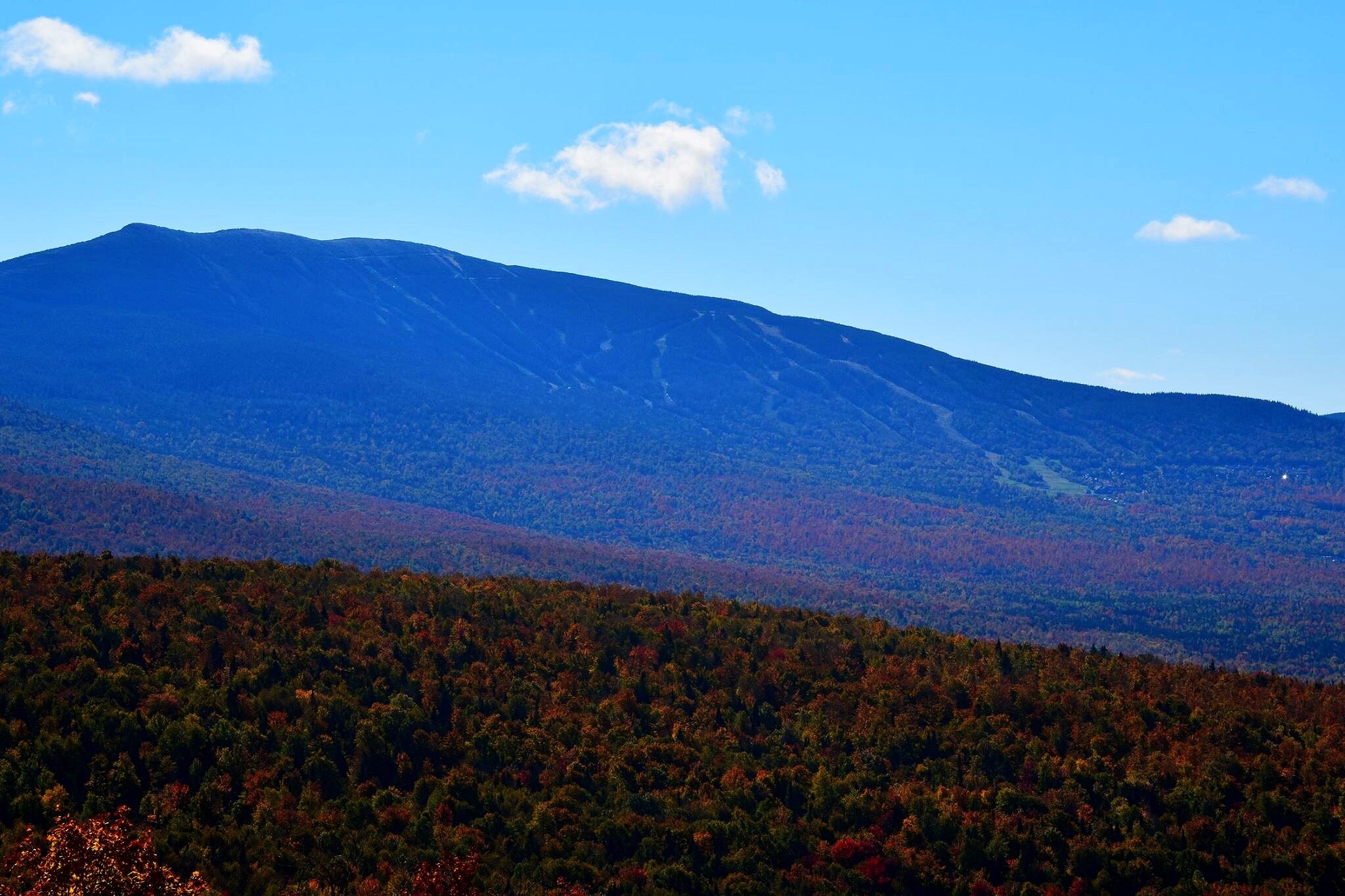 A Autumn view of Saddleback Mountain from Quill Hill scenic lookout.