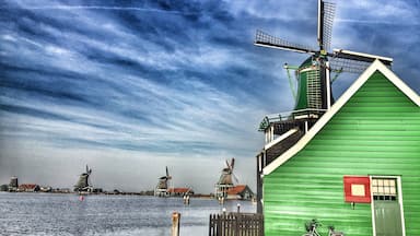 Zaanse Schans, Noord-Holland - a little town full of traditional Dutch's crafts and architecture, windmills, a wooden shoe workshop and a cheese farm🧀😋