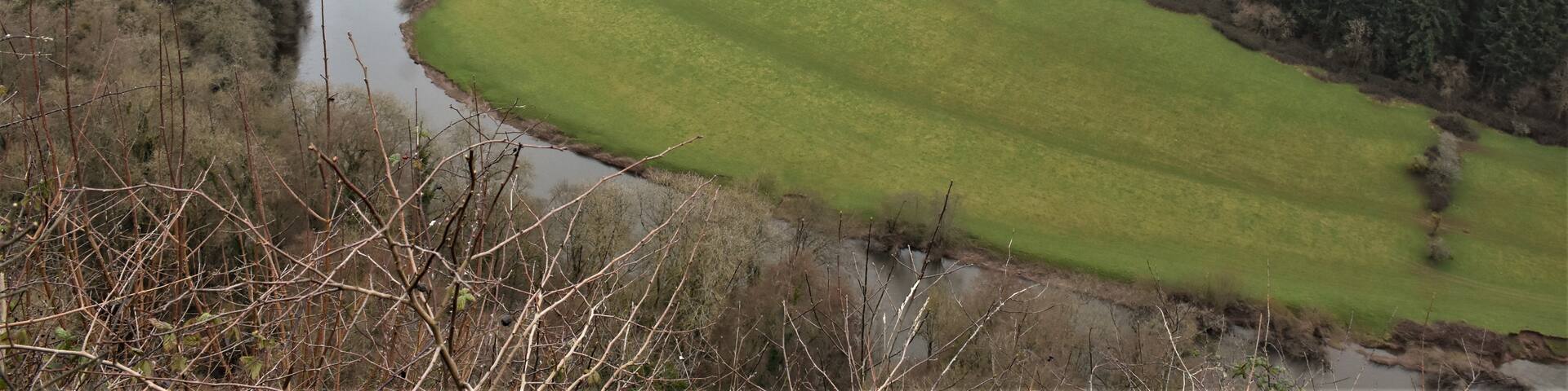 #lksawaydays 5b/2020/ After a stroll around the charming town of Ludlow our plan was to stretch our legs on one of the Symonds Yat Rock Trails. The drive back south took us about an hour and by now the weather had deteriorated but not enough to put us off. After a final sharp right turn we arrived at the large car park set in the woods, the viewpoint and trails are free but there is car park charge, we paid £4.80 for a 5 hour stay. As first time visitors to Symonds Yat we decided to head to the viewpoint first and then tackle one of the trails. Symonds Yat sits inside the Wye Valley in Herefordshire just a stones throw from the Gloucestershire border. Once you reach the viewpoint you will see a truly visual spectacle as the River Wye winds itself through the gorge. It’s definitely worth revisiting on a spring sunny day. Next up was to tackle one of the trails, we opted out of the 17km ramble as today was not that day but worthy of our time later in the year, we settled on the 2.8 mile trial. The other trails look fab and on one you have to use a hand ferry to cross the river!
#lksawaydays gives Symonds Yat Rock a 👍
Not many pictures taken as the weather was generally bleak so we just enjoyed the walk.