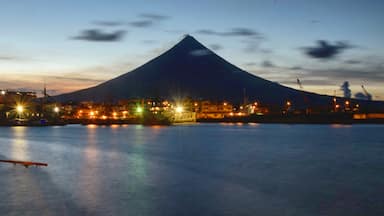 The towering beauty of Albay just after the sun has set.

#mayonvolcano