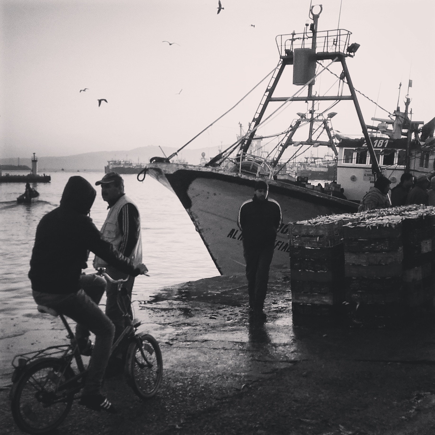 He who rises early, benefits😃
Tangier's port gets crazy when the fish market is in full swing...chaotic but amazing😃
#Tangier #tangiers #Morocco #market #port #fishermen #chaotic #fresh #morocco #now #early #wander #people #moroccan
#travel #black #white #boats #fishing 