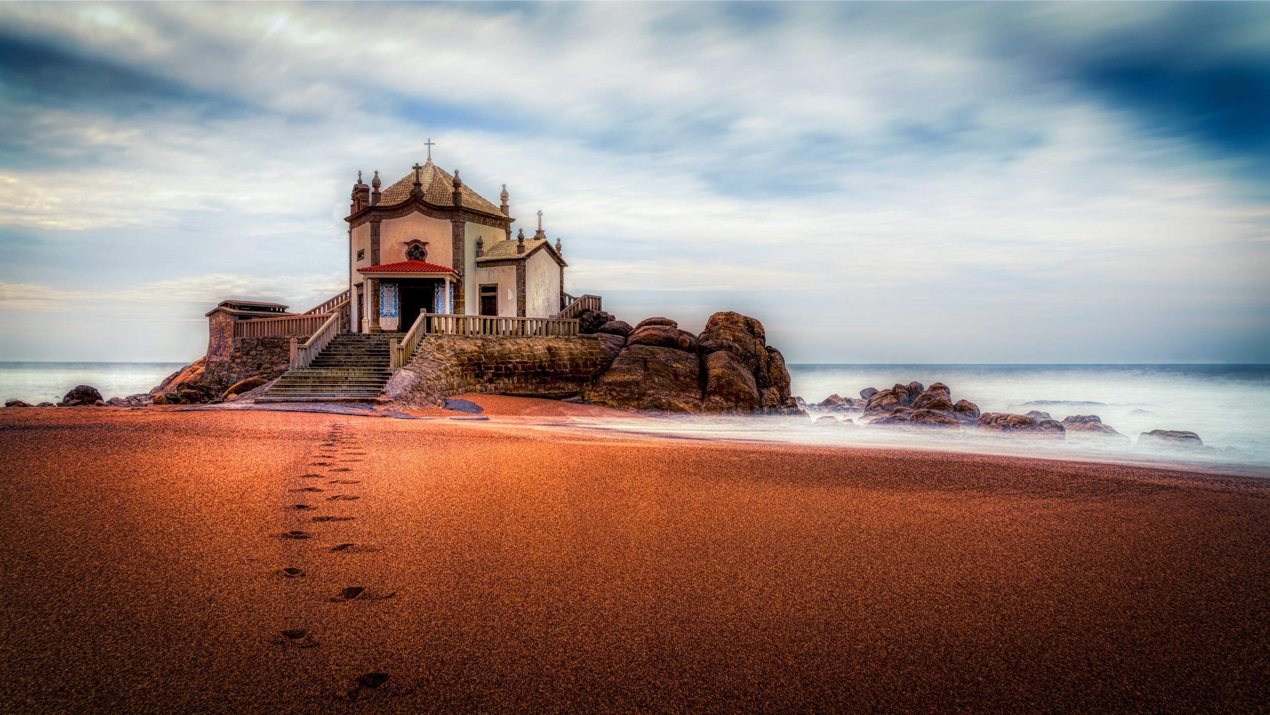 Here is a quick look at the fantastic Chapel of Senhor da Pedra near Porto. This oceanfront chapel built on rocks offering picturesque views of the beach, water & sunsets. I've visited this spot last November after I saw the photo in one of the travel guides. Do you use travel guides when you go for your holidays?