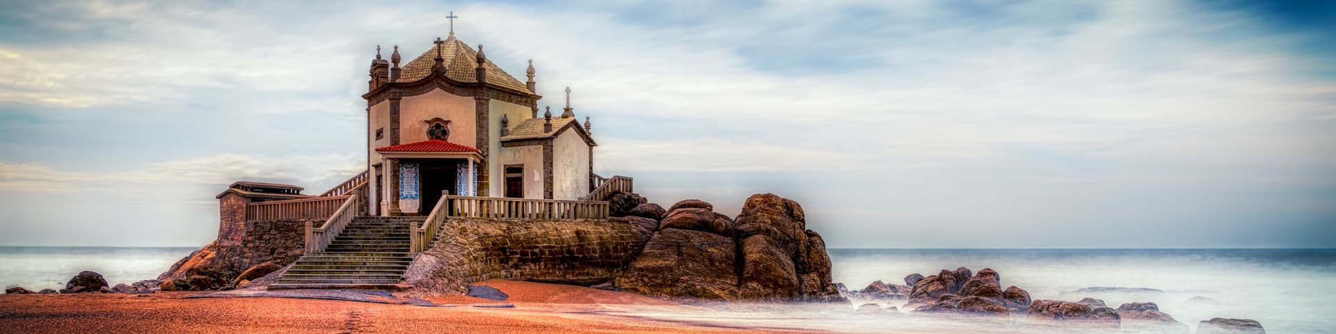Here is a quick look at the fantastic Chapel of Senhor da Pedra near Porto. This oceanfront chapel built on rocks offering picturesque views of the beach, water & sunsets. I've visited this spot last November after I saw the photo in one of the travel guides. Do you use travel guides when you go for your holidays?